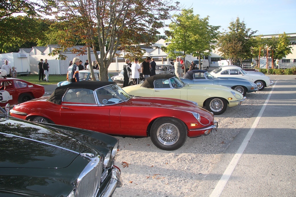 Der var også mulighed for at se på skønne klassiske biler, som dengang kørte på de almindelige gader og veje. Her 3 super flotte Jaguar biler, som vel stadig står som noget af det mest ikoniske indenfor klassiske gadebiler. Men det var også dengang prismæssigt en bil for entusiaster med meget dybe lommer.
(Foto: Motorsporten.dk)